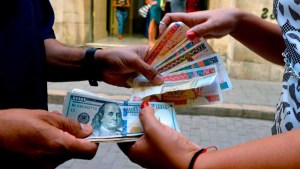 Contra las cuerdas: el dólar el Cuba se dispara y alcanza la cifra más alta desde 1990