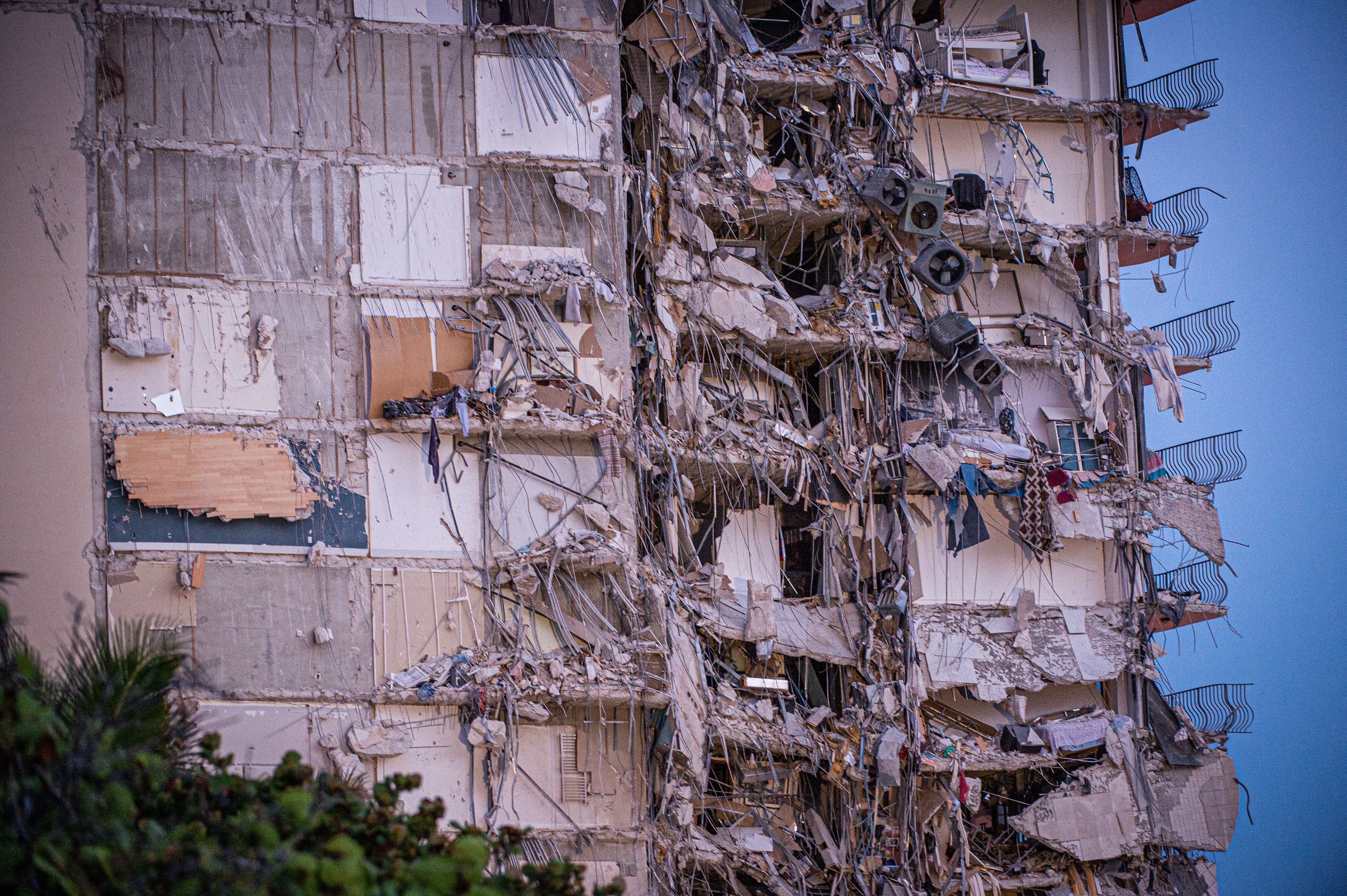 Nueve argentinos siguen desaparecidos tras derrumbe de un edificio en Miami