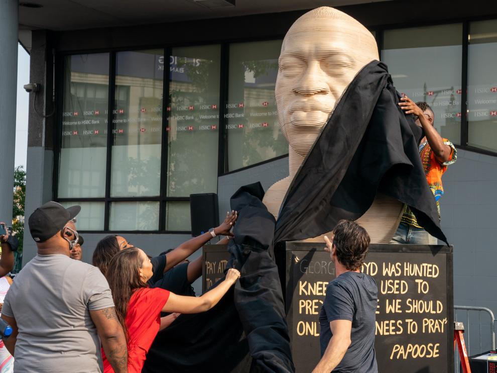 Estatua de George Floyd en Brooklyn fue vandalizada pocos días después de ser inaugurada (Foto)