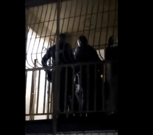 Invasión nocturna: Vecinos denunciaron toma de un apartamento en El Valle (Video)