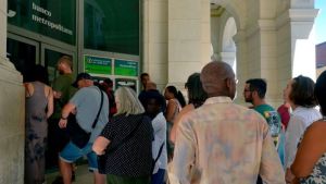 Por qué Cuba suspendió los depósitos de dólares en efectivo en la isla