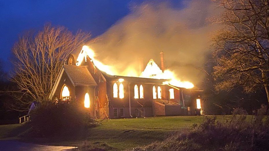 Se incendiaron dos iglesias antes de hallarse 182 tumbas sin nombre más en Canadá (Videos)