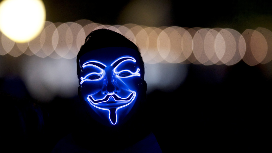 Anonymous halló la forma de informar a los rusos: les manda millones de SMS, correos y WhatsApp