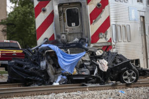 Accidente fatal: Choque entre un tren y un vehículo en Chicago dejó un niño y dos adultos fallecidos