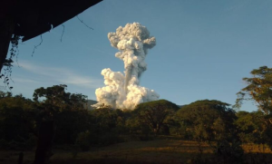 EN VIDEO: El momento en que el volcán Rincón de la Vieja hace erupción de ceniza y vapor en Costa Rica