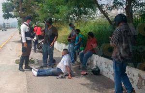 Vehículo “fantasma” derribó y lesionó a motociclista en México