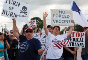 Decenas de empleados de un hospital en Texas fueron despedidos por negarse a recibir la vacuna