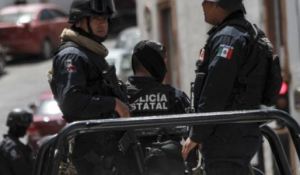 Hallaron colgados de un puente los cadáveres de dos policías en México