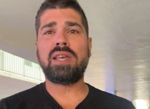 El desgarrador testimonio de un hombre que espera noticias de sus familiares tras el derrumbe en Miami
