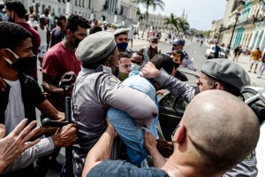 El régimen cubano desplegó a los “boinas negras”: el temible escuadrón tomó las calles para reprimir las protestas en la madrugada