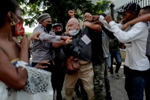Fotos sensibles: Fuerzas represivas de Cuba agredieron a un fotógrafo de la agencia AP