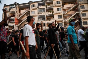 Buscan a detenidos de protestas en Cuba en plena confusión y sin internet
