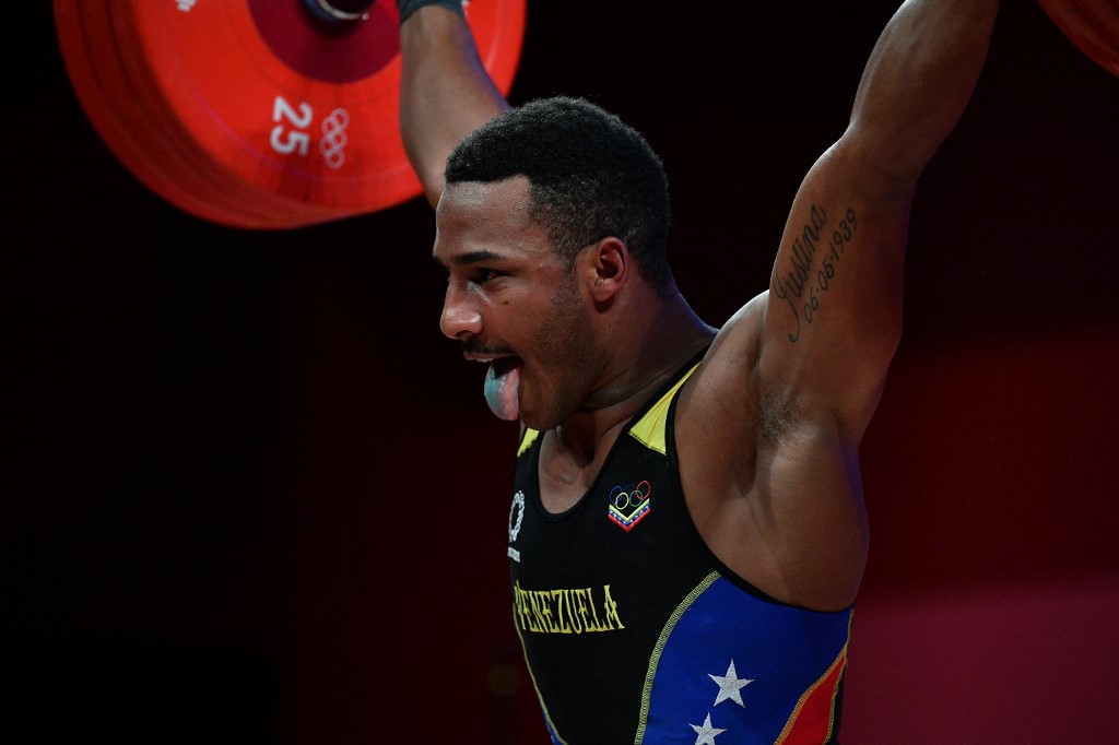 Abrir un gimnasio para futuros pesistas, el sueño del medallista venezolano Julio Mayora