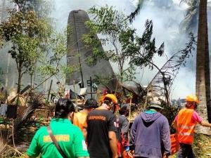 Al menos 45 muertos en accidente de avión militar en Filipinas
