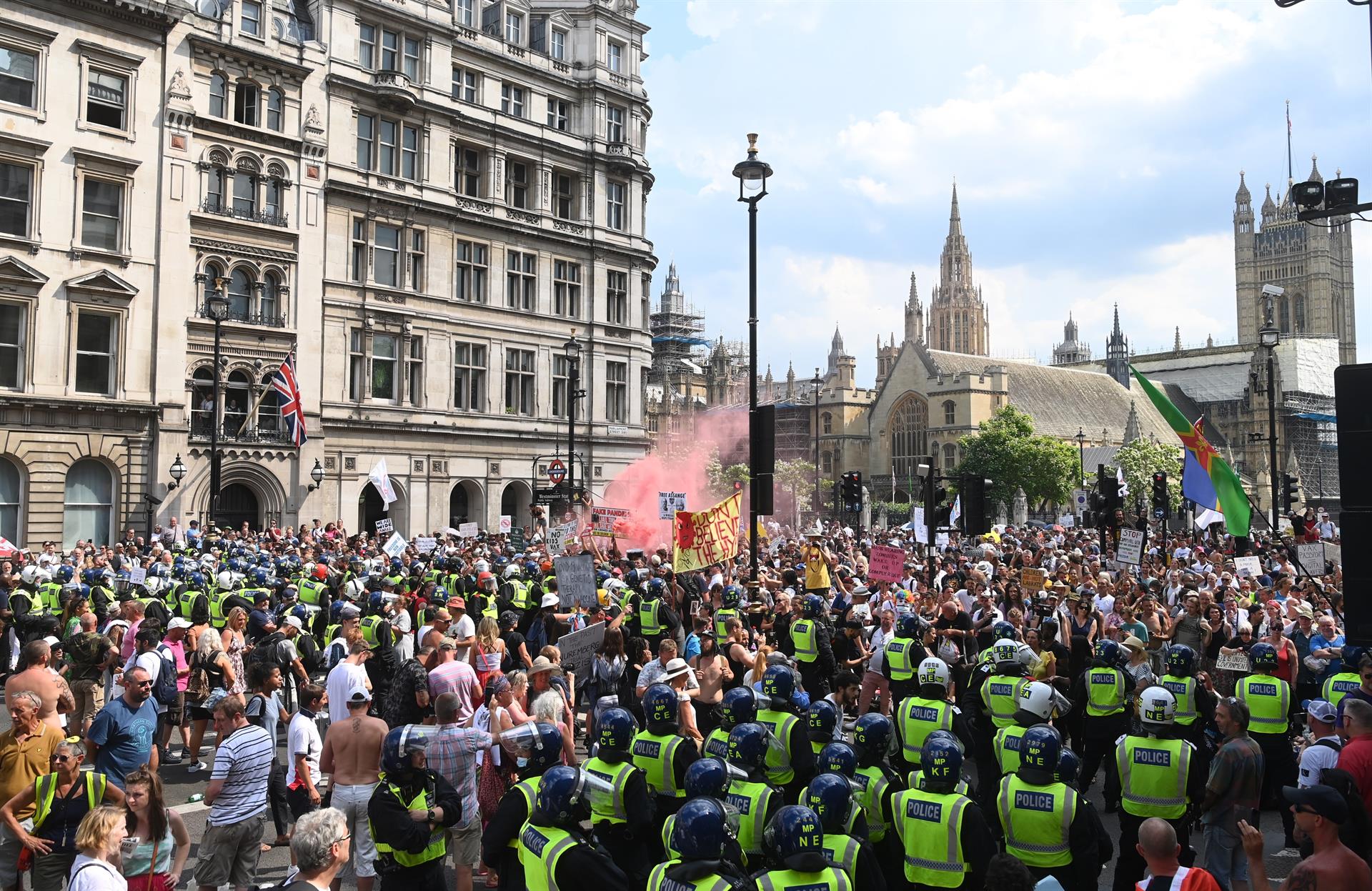 ¡Insensatez! Manifestantes anti-cuarentena protestan en Londres tras levantarse las restricciones (FOTOS)