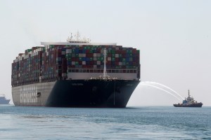 El “Ever Given” cruza el canal de Suez sin problemas tras bloquearlo en marzo