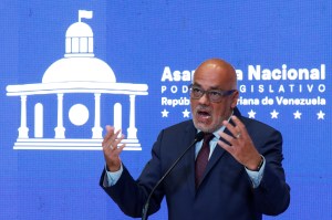 Jorge Rodríguez llegó sin el resto de la delegación chavista a sede de negociación (Video)
