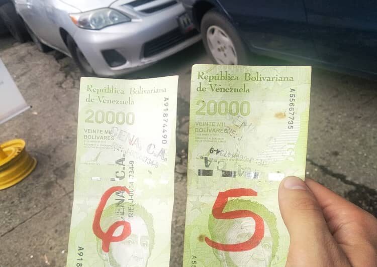 Para lo que quedó el bolívar: GNB usa billetes marcados para enumerar carros en las colas de gasolina en Los Teques