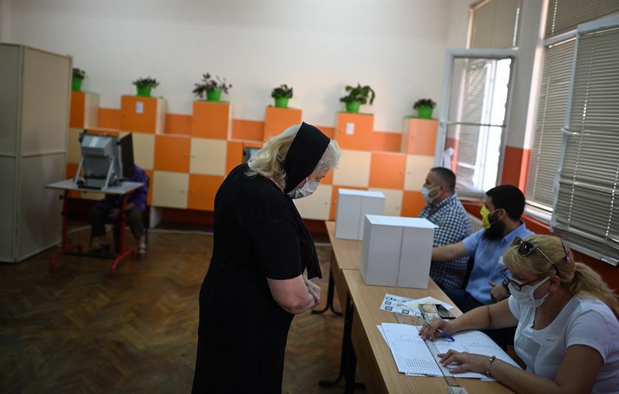Problemas con el voto electrónico y acusaciones de fraude en los comicios legislativos en Bulgaria