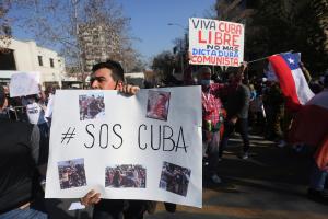Simpatizantes al régimen cubano y disidentes se enfrentaron en Chile