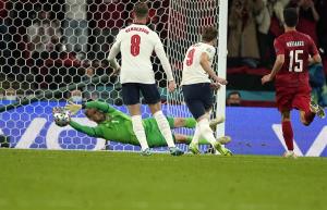 Con un polémico penal, Inglaterra venció a Dinamarca en el alargue de la semifinal