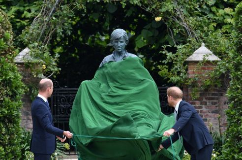 Lo que dijo el príncipe Harry al ver la estatua de su madre, según experto en lectura de labios