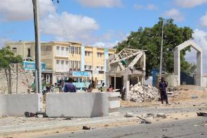 Al menos 13 muertos tras ataque suicida con un coche bomba contra jefe de la Policía en Somalia