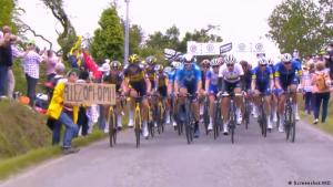 Multaron a la espectadora de la pancarta que provocó la caída masiva en el Tour de Francia