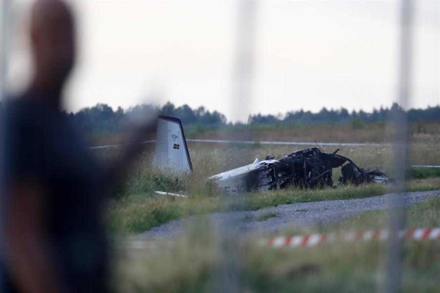 Al menos nueve muertos tras la caída de un avión en un aeropuerto de Suecia
