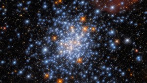 El Hubble capta un extraordinario cúmulo de estrellas formadas de una única nube de gas y polvo