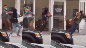 A plena luz del día: Decena de ladrones saqueó una tienda en San Francisco y escaparon con bolsos (VIDEO)