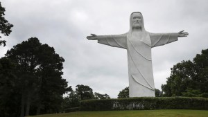 “Dios bendiga los abortos”: Polémico letrero apareció en una estatua de Cristo en EEUU