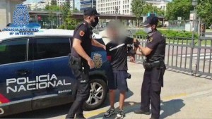 Arrestan en España a joven colombiano que agredió a un trabajador sanitario que le pidió usar la mascarilla