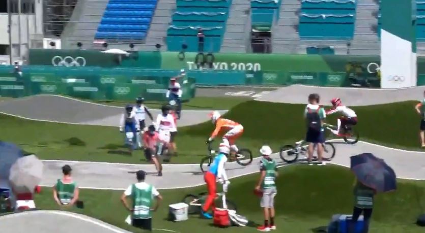 Oficial de los Juegos Olímpicos provocó un accidente por meterse en la pista de BMX (Video)