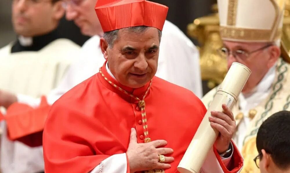 El cardenal Becciu defiende su inocencia en apertura del juicio en su contra