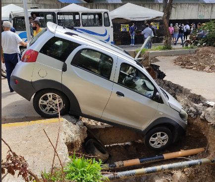 EN IMÁGENES: Vehículo cayó en un “MEGA HUECO” en la UD3 de Caricuao