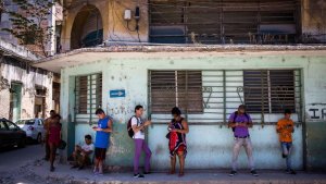 Biden evalúa si EEUU puede restaurar el acceso a internet en Cuba