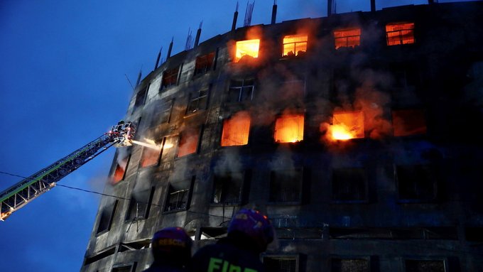 La cifra de víctimas mortales por incendio en una fábrica en Bangladesh ascendió a 52