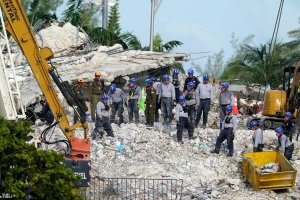 Tras la demolición de los restos del edificio, cómo sigue la búsqueda de víctimas del derrumbe en Miami