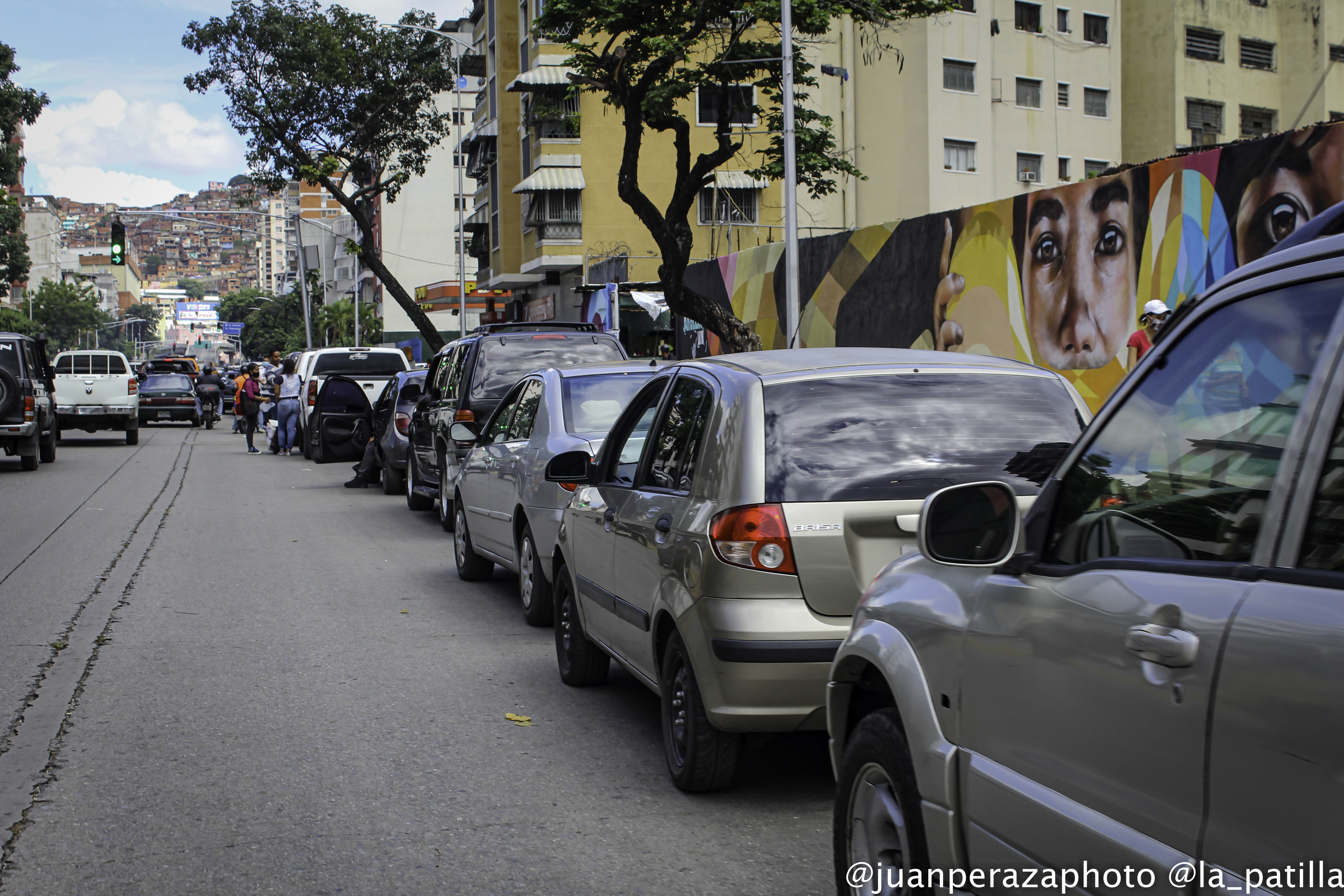 Colas por gasolina en Caracas dejan en “la calle” los cuentos de Maduro (FOTOS)