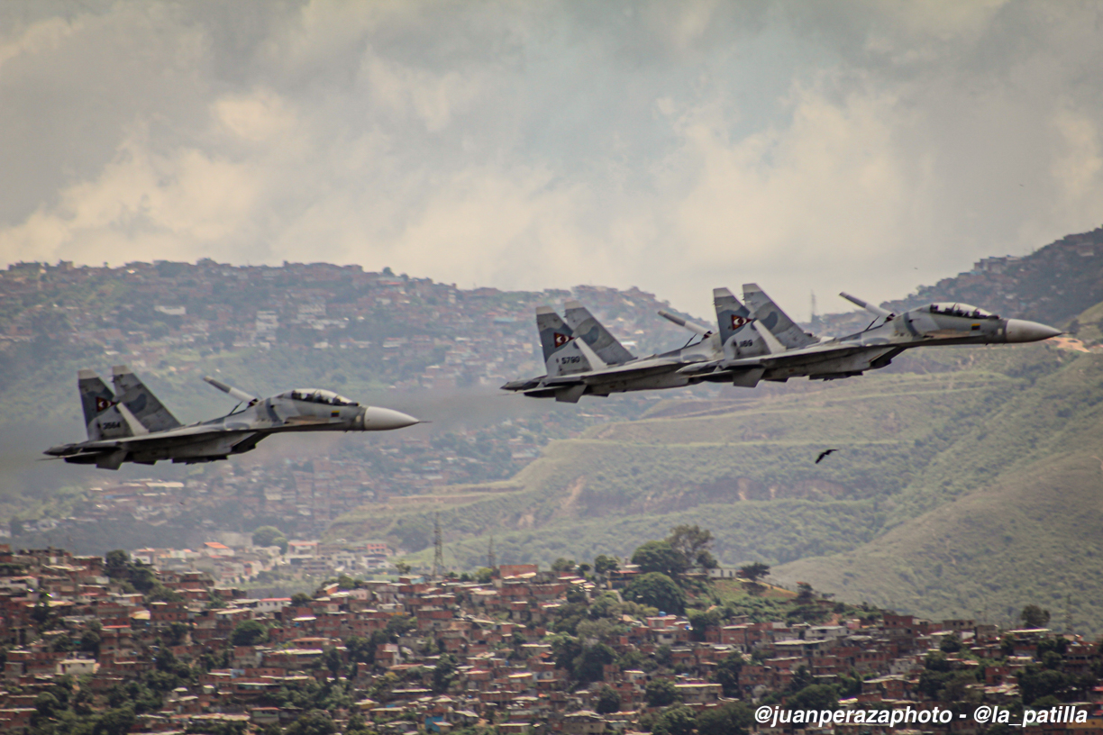 En FOTOS: Aviones sobrevuelan Caracas previo al desfile del #5Jul