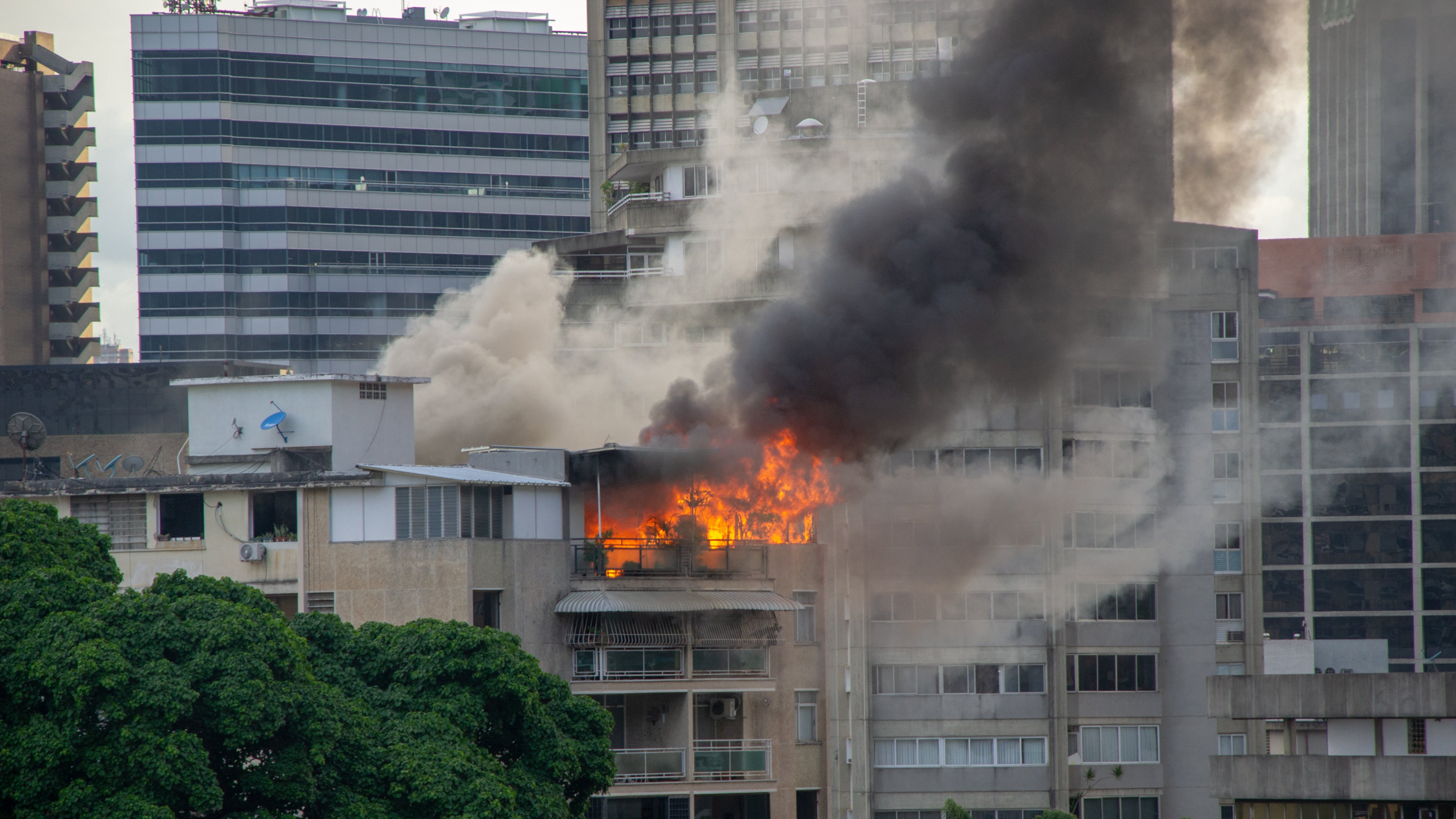 Incendio consume el penthouse de una residencia en Los Palos Grandes (Fotos)