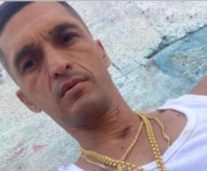 ¿De delincuente a “santo”? Circulan estampitas en Venezuela con oraciones para “El Koki”