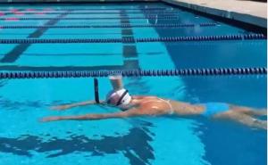 Katie Ledecky nadó 50 metros con un vaso de leche en la cabeza antes de ganar en Tokio (Video)