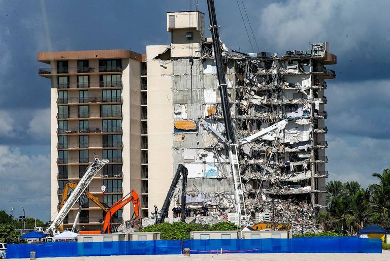 Estructura restante del desplome en Miami, bajo amenaza por el huracán Elsa