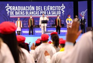 Maduro anunció vacunación “inmediata” para personal del sector salud y educación 