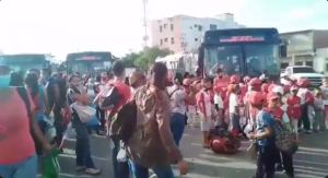 Bajaron a niños de un bus por usar uniformes donados por el gobernador de Nueva Esparta (Video)