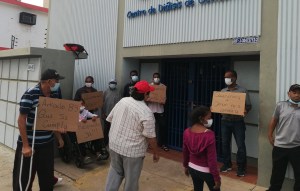 Protestan en el centro de diálisis en Zulia tras la muerte de dos pacientes renales #14Jul (foto)