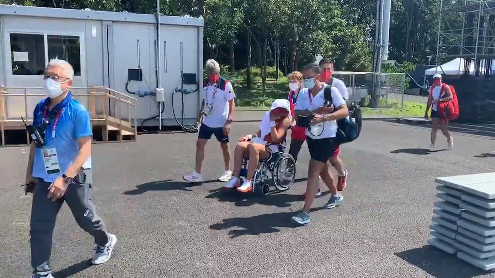 Polémica en Tokio: Tenista se retiró de la cancha en silla de ruedas por el calor (Video)