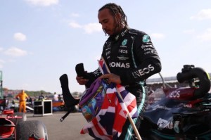 Lewis Hamilton, víctima de insultos racistas en redes sociales tras su duro choque con Max Verstappen